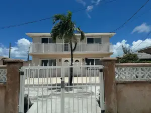 Cozy 2-bedroom townhome in peaceful Bimini with AC, WiFi