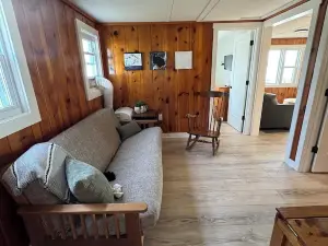 Lakefront 2 Bedroom Cottage Getaway on Chippewa Lake, Michigan