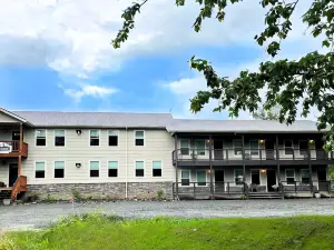 Alaska Lake + Lodge at Longmere