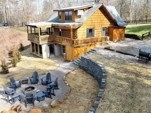 Karaoke, Hot Tub, 1GB Wifi - The Rock House - LUX