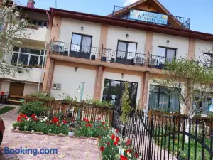 Pensiunea CIREȘUL Alb