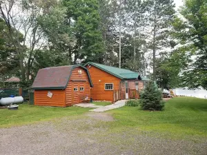 Blissful cozy, year round, lakeside cabin on Butternut Lake.  Dogs welcome.