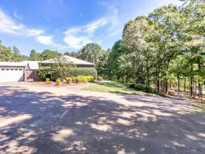 Luxury Brooks Retreat – 7BR 9BA, WiFi, Chef's Kitchen, Workspace, Outdoor Oasis!