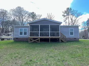 Cozy Home Walking Distance to Lake. Perfect for Fishing, Boating & Lake Views!