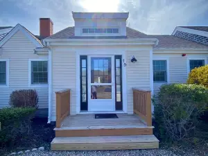 Newly updated cozy condo, conveniently located near stunning beaches