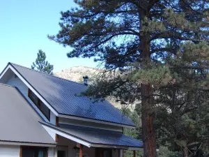 Escape to cozy Cotopaxi cabin, just a quick drive away from Arkansas River