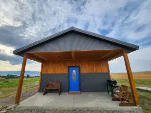 Beautiful cabin with spectacular views of the lake and mountains.