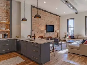 Charming 2-bedroom condo in delightful Marion with AC, WiFi