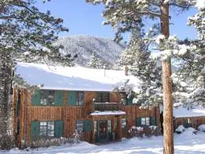 Pikes Peak Guest Cabin at Rocky Mountain Lodge