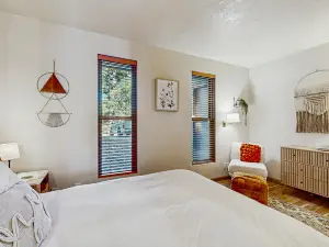 Dog-friendly ground-floor condo with pools, hot tubs, sauna, & fitness room