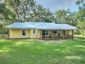 ที่พักสงบที่เก่าแก่ภายในที่อยู่ใกล้แม่น้ำซูวานนี!