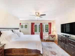 4 Beds, 4 bathrooms! 1 block to town shops, bars, bowling, canoeing, and parks!