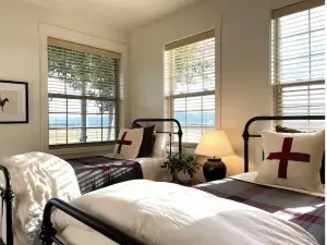 Retreat on Moraine Luxury Top/End Unit Condo with Mountain Views