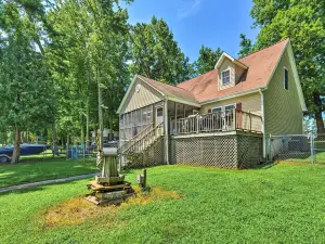 美麗的湖濱度假屋，帶碼頭和烤架！