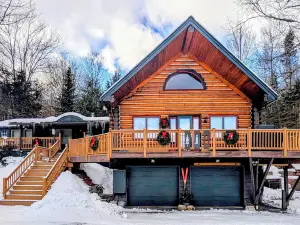 Handcrafted Log Home Near Sugarbush & MAD River Glen • Walk to Blueberry Lake