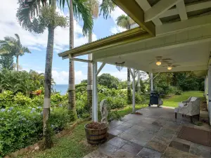 Hamakua Pukana la Hale 3 Bedroom Home by RedAwning