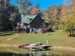 Underwood Home w/ 40 Acres: Fire Pit, Private Lake