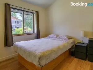 Modern White Salmon Apartment, Steps from Town