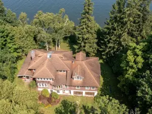 Camp Roosevelt 5 Bedroom Cottage by RedAwning