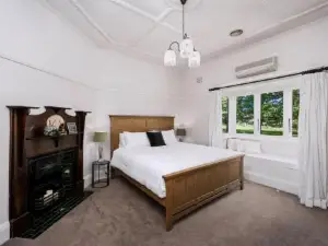 The Avenue Anahdale - Hidden 2.7 Acre Estate in Town