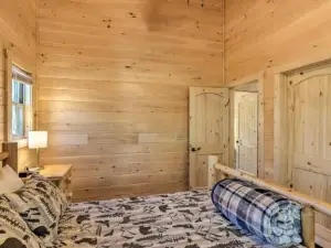 New Serene, Fun & Comfy Cabin- Covered Deck, Grill, Arcade