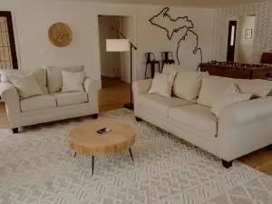 The Main Hen House, trendy downtown Main St location, walk to everything!