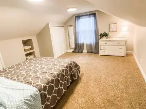 Family getaway beautiful wraparound porch sleeps 13+ near hiking and state parks