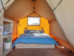 Nice Safari Tent with Bathroom on a Holiday Park Near Lauwersmeer National Park