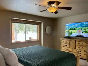 Cozy Cabin with Hot Tub and Scenic Deck - Charming Mountain Haven