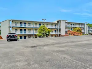 Waterfront condo with lake-view deck, tennis court & pool - dog-friendly