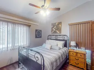 Welcoming house with spacious deck, central AC & W/D - near national parks