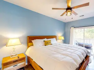 Affable condo with pool, balcony, deck, full kitchen, washer/dryer, & TV
