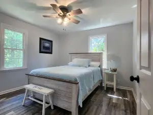 Charming 3-bedroom house with AC and WiFi in Grand Rivers.