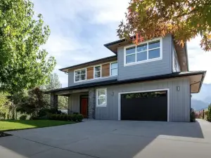 Mountain Serenity Meets Luxury