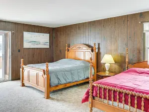 Cozy Home w/ Yard: Steps to Mississippi River