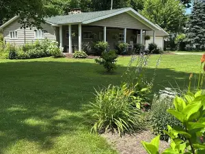 Relaxing Ranch on the Mainland.  Minutes to Algonac State Park and the ferries.
