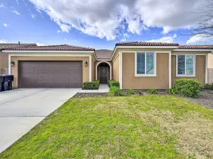 Visalia Home w/ Yard: 4 Mi to Downtown!