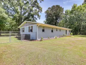 Pet-Friendly Alabama Retreat w/ Deck & Patio!