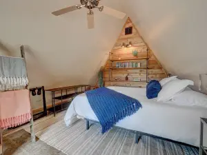 4bd AFrame Cabin with Hot Tub + 13,000ft Mountain Views + Hiking Close By