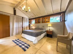 Casa na Granja Viana em Frente à Reserva Ambiental