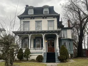 2Br Private Victorian Apartment in Convenient City Location on .5 Acre, Sleeps 5