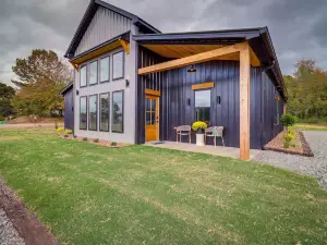 Chic Arkansas Retreat w/ Patio, Grill & Fire Pit!