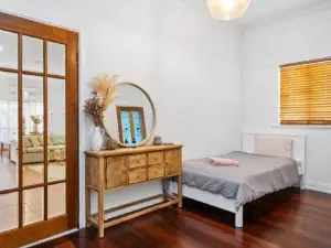 Super House, Super Host