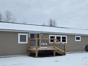 Central location. 5min from exit 32 NYS Thruway. 10min from Turning stone