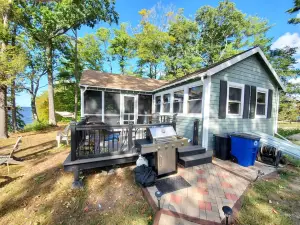 Cozy Lake Front Cottage on Long Pond