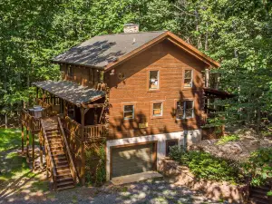 Luxury cabin in the woods, 2 bedrooms plus loft