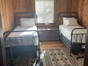 Cozy historic Mining Cabin in Douglas City close to the Trinity River