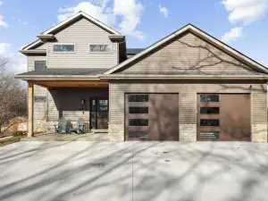 New 5-bedroom house at Apple Canyon Lake. 30 minutes from downtown Galena!