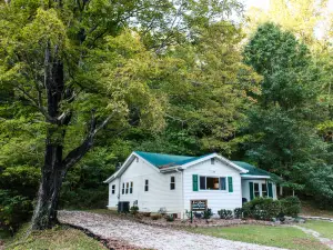 WiFi & Pet Friendly - Alice Rocks near Cave Run Lake & Red River Gorge!