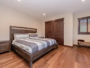 Cozy Fireplace and Scenic Mountain Views - Stunning Mountainside Haven
